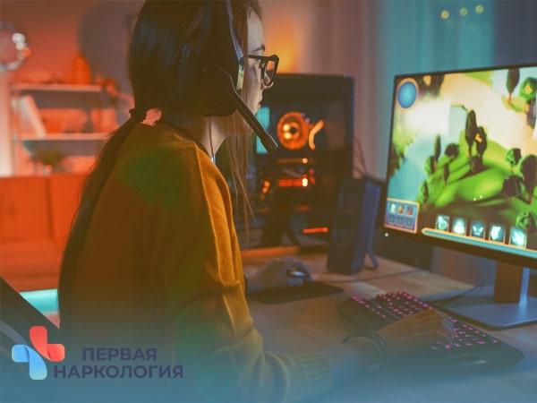 Девушка играет за компьютером